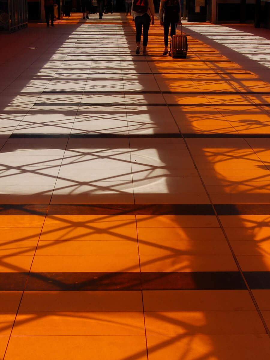 地面贴有橙色标线的仓库通道